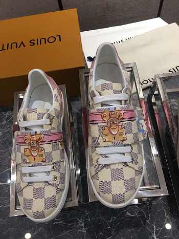 LV sneaker white with pink