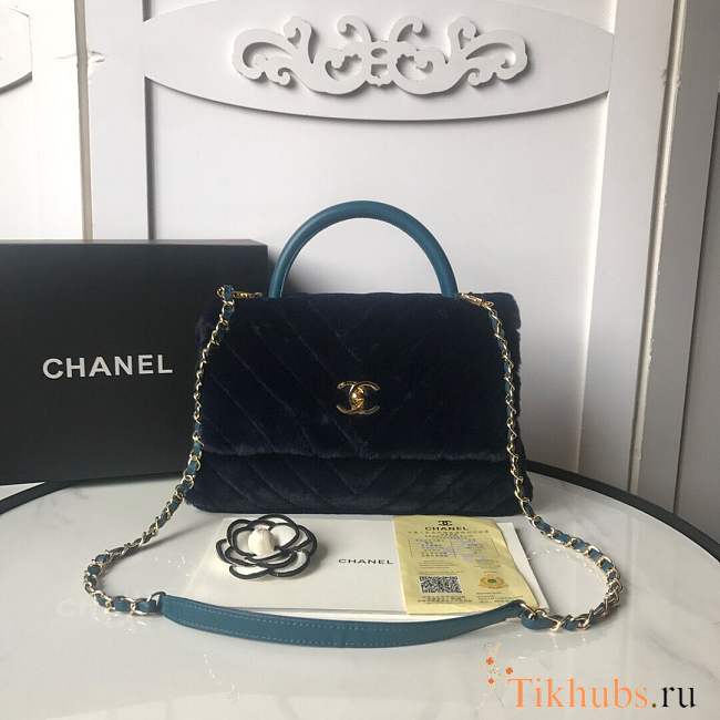 Chanel handbag in dark blue with fur - 1