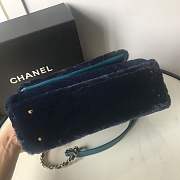 Chanel handbag in dark blue with fur - 5