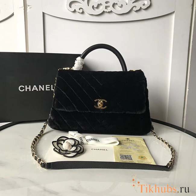 Chanel handbag in Black with fur - 1