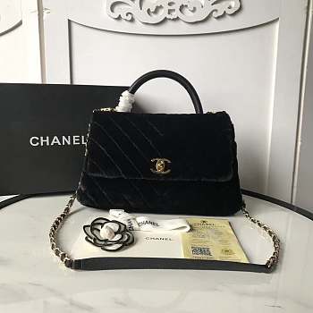 Chanel handbag in Black with fur