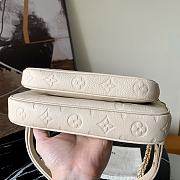 Multi Pochette Accessoires Giant Monogram Creme Leather M80447 Size 25x14.5x4.5 - 6