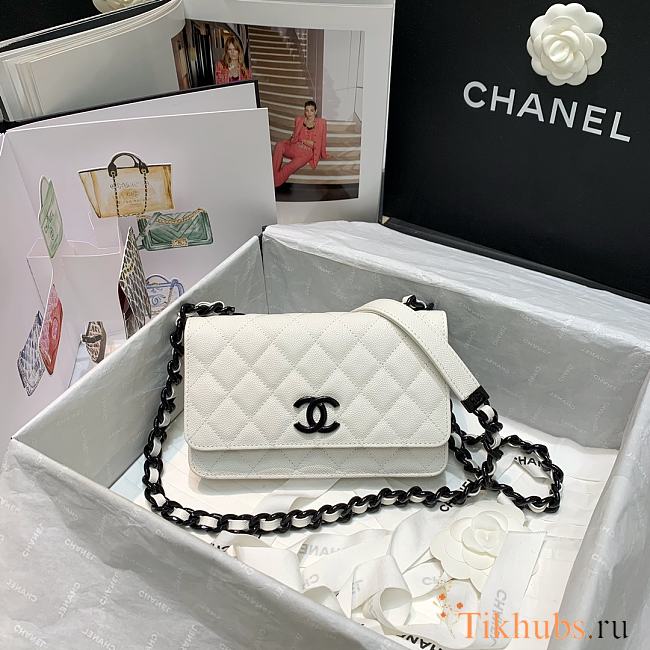 Details Chanel Classic Flap Bag White 81059 19 cm - 1