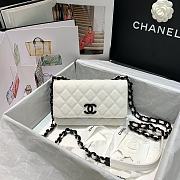 Details Chanel Classic Flap Bag White 81059 19 cm - 4