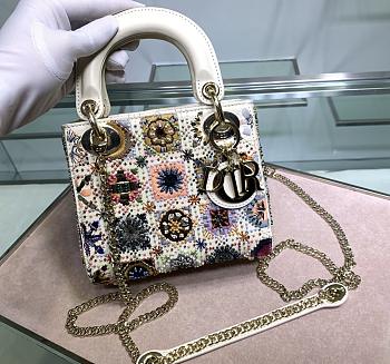 DIOR Lady Embroidered Flower Beads M0505 Size 17 x 15 x 7 cm