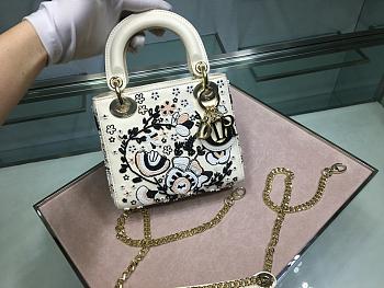 DIOR Lady Embroidered Flower Beads White M0505 Size 17 x 15 x 7 cm