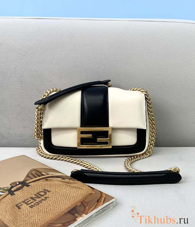 Fendi Baguette Chain Bag White 70220s Size 19 × 5 × 10 cm - 1