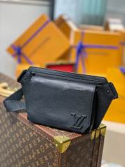 Louis Vuitton LV Aerogram Slingbag Men M57081 Size 30 x 16 x 3 cm - 1