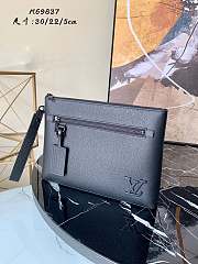 Louis Vuitton Ipad Pouch M69837 Size 30 x 22 x 5 cm - 1