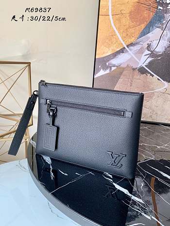 Louis Vuitton Ipad Pouch M69837 Size 30 x 22 x 5 cm