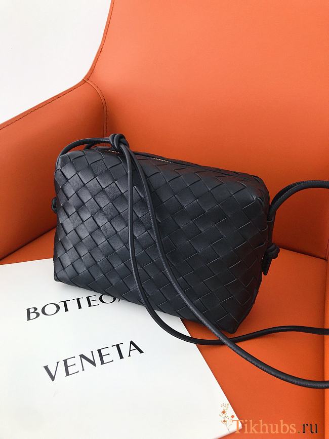 Bottega Veneta Small Messenger Bag Black 666689 Size 22 x 15 x 8 cm - 1