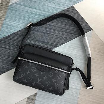 Louis Vuitton Outdoor Messenger Taiga Black M30233 Size 29.5 x 20 x 10.5 cm