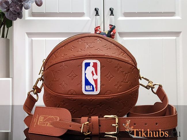 LV xNBA LV Ball in Basket M57974 Size 30 x 42 x 11 cm - 1