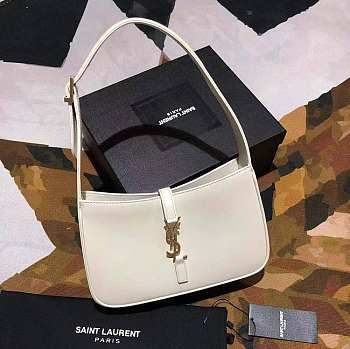 YSL Le 5 À 7 Hobo Bag In White Smooth Leather Size 24.5 x 16 x 6 cm