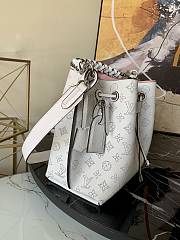 LV Muria Mahina Leather White M55800 Size 25x25x20 cm - 6