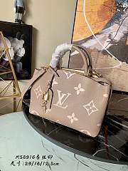 LV Petit Palais Monogram Apricot Silk Screen M58916 Size 29 x 18 x 12.5 cm - 1