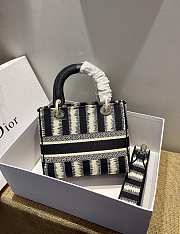 Dior Lady D-Lite Reverse 09 Size 24 x 20 x 11 cm - 3