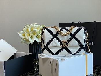 Chanel 21 Flap Bag Black/White Size 16 x 26 x 9 cm