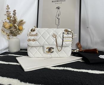 Chanel Flap Bag White Size 23 cm