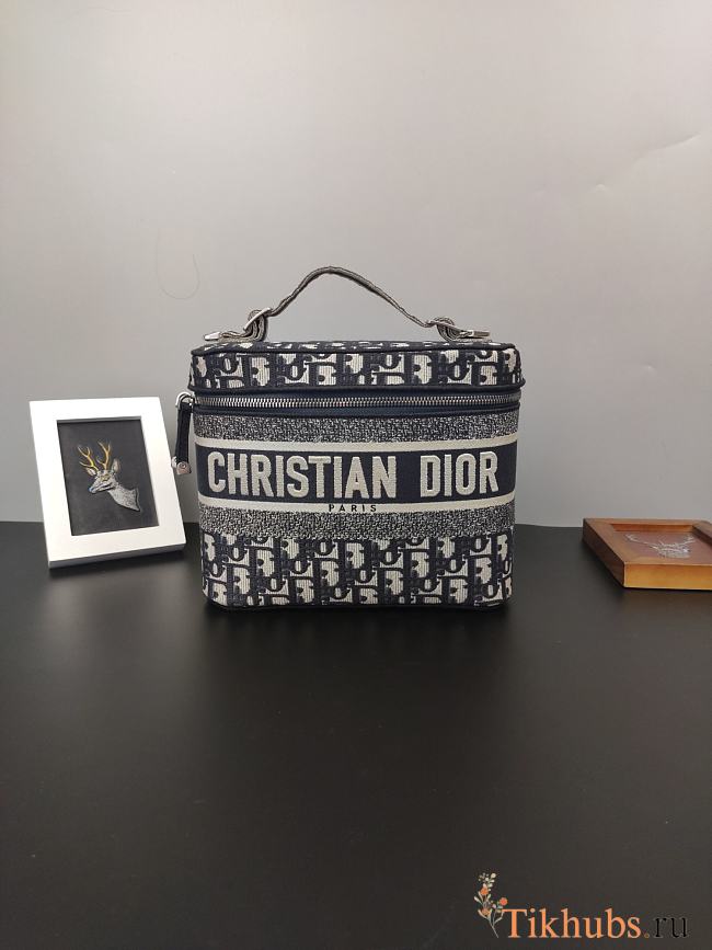 Dior Make Up Bag Size 28 x 20.5 x 15.5 cm - 1