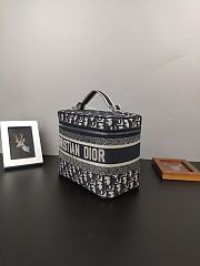 Dior Make Up Bag Size 28 x 20.5 x 15.5 cm - 2