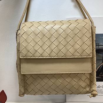 Bottega Veneta Beige 8801 Size 21 x 9 x 21 cm