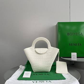Bottega Veneta Handbag White 0194 Size 37 x 23 x 15 cm