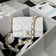 Chanel Flap Bag White Size 22 × 5 × 15.5 cm - 1