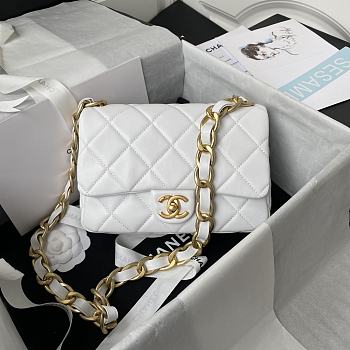 Chanel Flap Bag White Size 22 × 5 × 15.5 cm