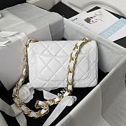 Chanel Flap Bag White Size 22 × 5 × 15.5 cm - 4