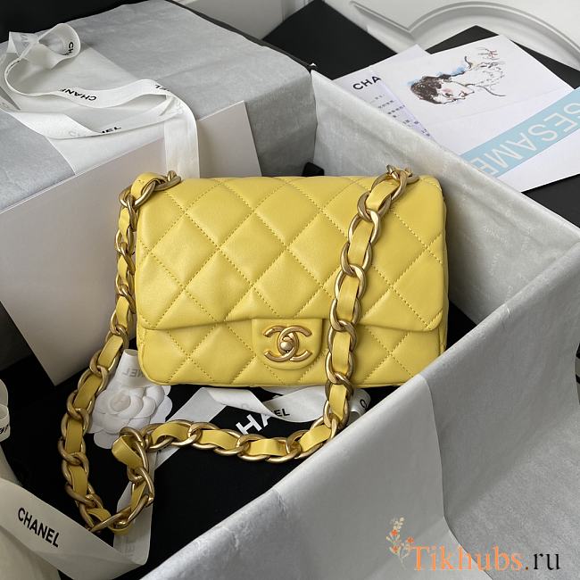 Chanel Flap Bag Yellow Size 22 × 5 × 15.5 cm - 1