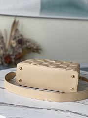 LV Capucines Handbag Beige M59225 Size 31.5 x 20 x 11 cm - 2