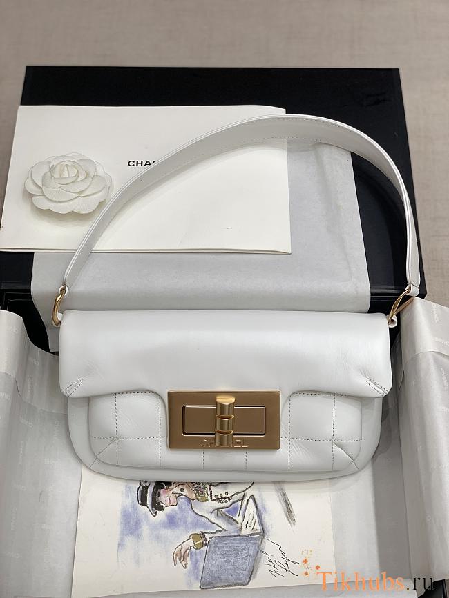 Chanel Underarm Bag White Size 27 x 14 x 5 cm - 1