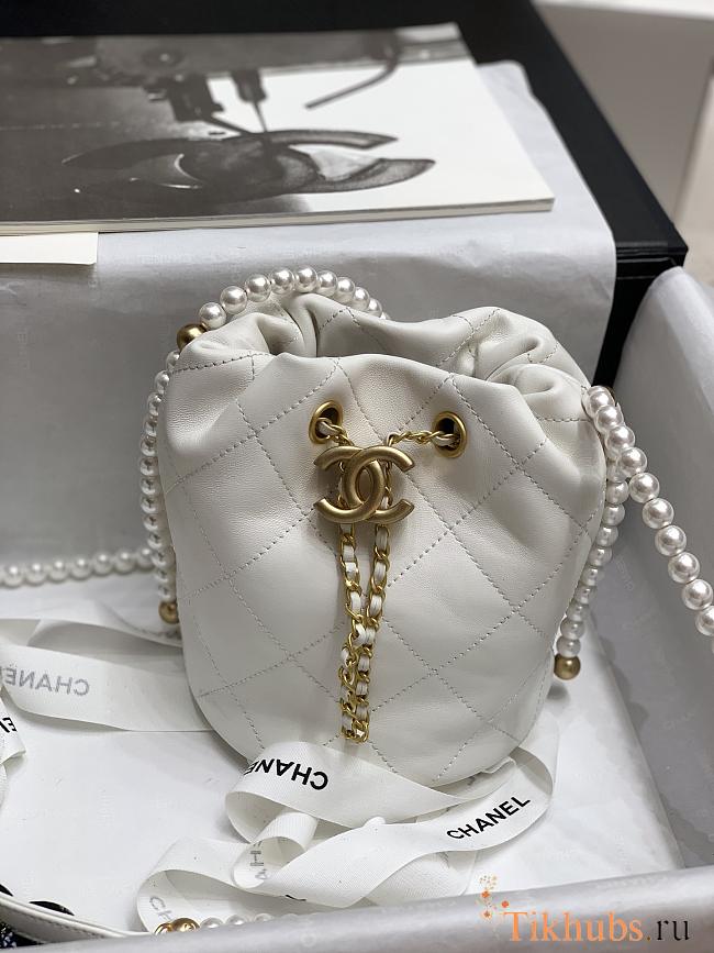 Chanel Pearl Chain Bucket Bag White Size 19 x 17 cm - 1