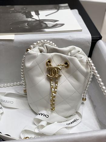 Chanel Pearl Chain Bucket Bag White Size 19 x 17 cm