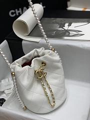 Chanel Pearl Chain Bucket Bag White Size 19 x 17 cm - 4