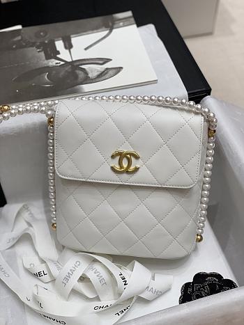 Chanel Pearl Chain Bag White Size 20 x 19 x 8 cm