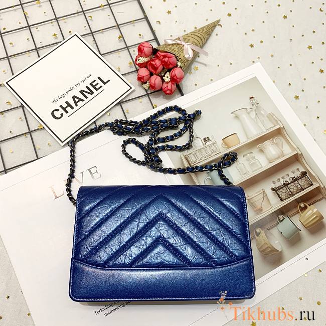 Chanel Calfskin Chain Bag Pearlescent Blue 86025 Size 19 cm - 1