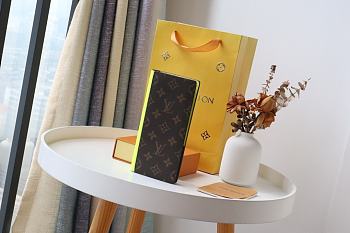 Louis Vuitton Brazza Wallet Yellow M80790 Size 10 x 19 x 2 cm