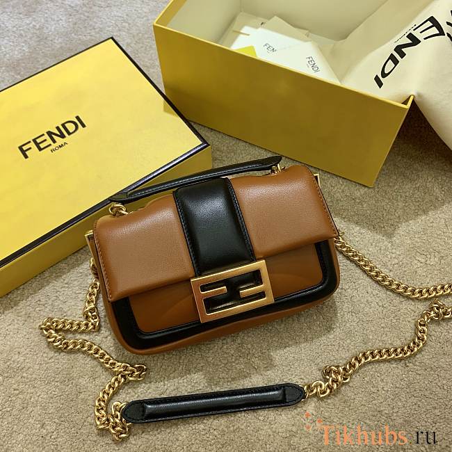 Fendi Baguette Chain Bag Size 19 x 10 x 4 cm - 1