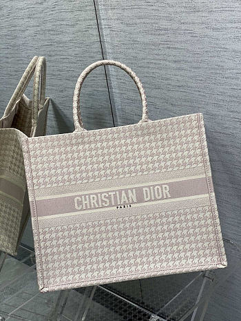 Dior Tote Book in Pink Size 42 x 18 x 35 cm