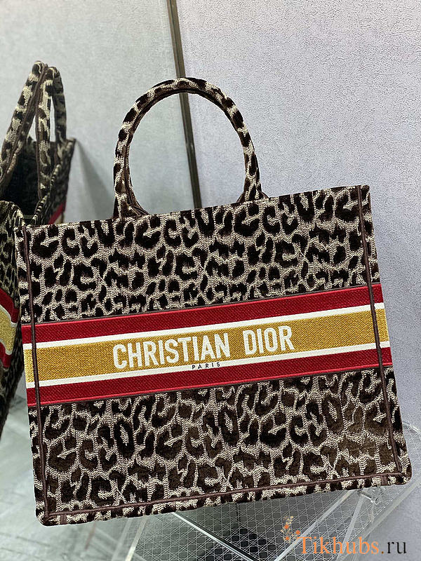 Dior Tote Book in Leopard Size 42 x 35 x 18 cm - 1