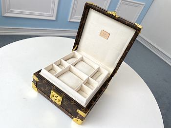 LV Jewelry Case White Size 23 x 11 x 23 cm