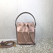 Vlogo Walk Calfskin Bucket Bag Pink Size 18 x 20.5 x 10 cm - 1