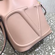 Vlogo Walk Calfskin Bucket Bag Pink Size 18 x 20.5 x 10 cm - 3