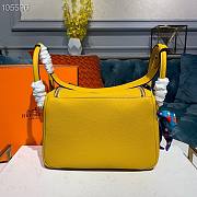 Hermes Lindy Leather Handbag Yellow Size 26 x 14 x 18 cm - 4