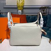 Hermes Lindy Leather Handbag White Size 26 x 14 x 18 cm - 5