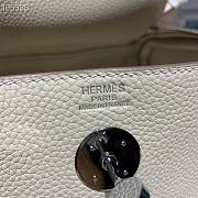 Hermes Lindy Leather Handbag White Size 26 x 14 x 18 cm - 2