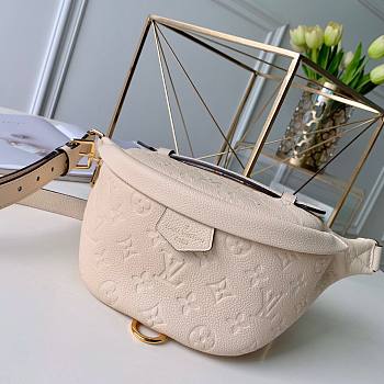 LV Discovery Bumbag White 37x14x13cm