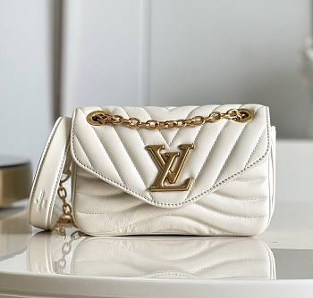 Louis Vuitton LV New Wave Chain White 21x12x9cm